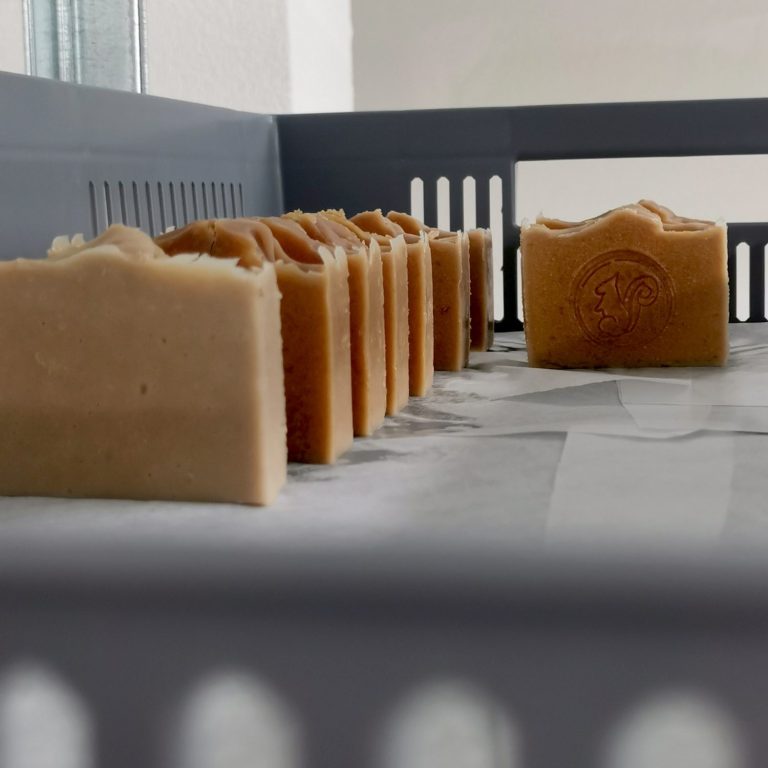 Ein Korb mit verschiedenen Stückseifen in hellen Brauntönen.